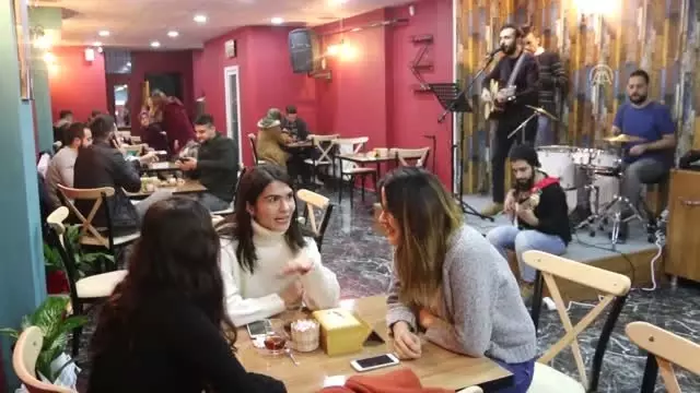Bu Kafede Müşteriler 'Yazarların Masası'Na Konuk Oluyor Bu Kafede Müşteriler 'Yazarların Masası'Na Konuk Oluyor