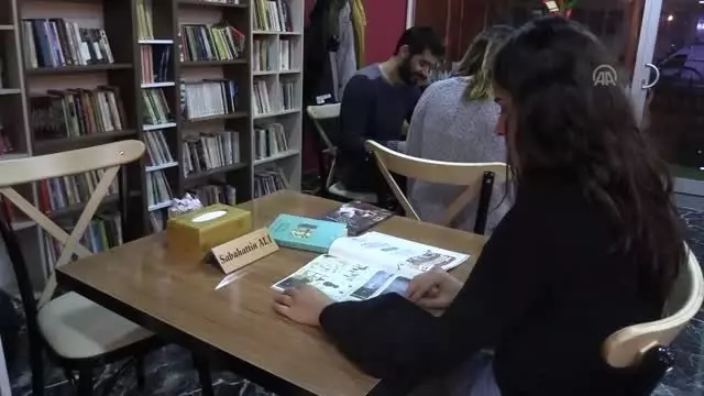 Bu Kafede Müşteriler 'Yazarların Masası'Na Konuk Oluyor Bu Kafede Müşteriler 'Yazarların Masası'Na Konuk Oluyor