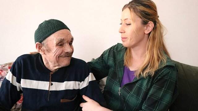 Merhametli Kadın, 7 Yıl Önce Rüyasında Darp Edildiğini Gördüğü Alzheimer Hastası Yaşlı Adama Çocuğu Gibi Bakıyor