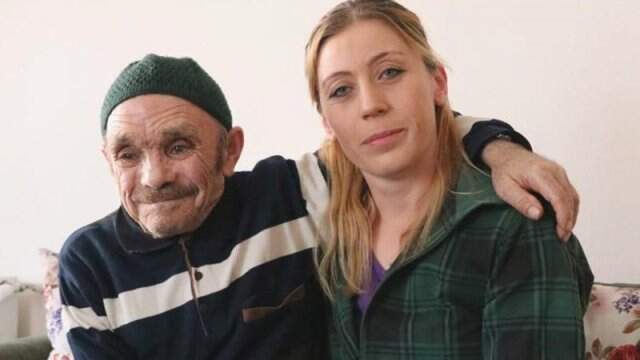 Merhametli Kadın, 7 Yıl Önce Rüyasında Darp Edildiğini Gördüğü Alzheimer Hastası Yaşlı Adama Çocuğu Gibi Bakıyor