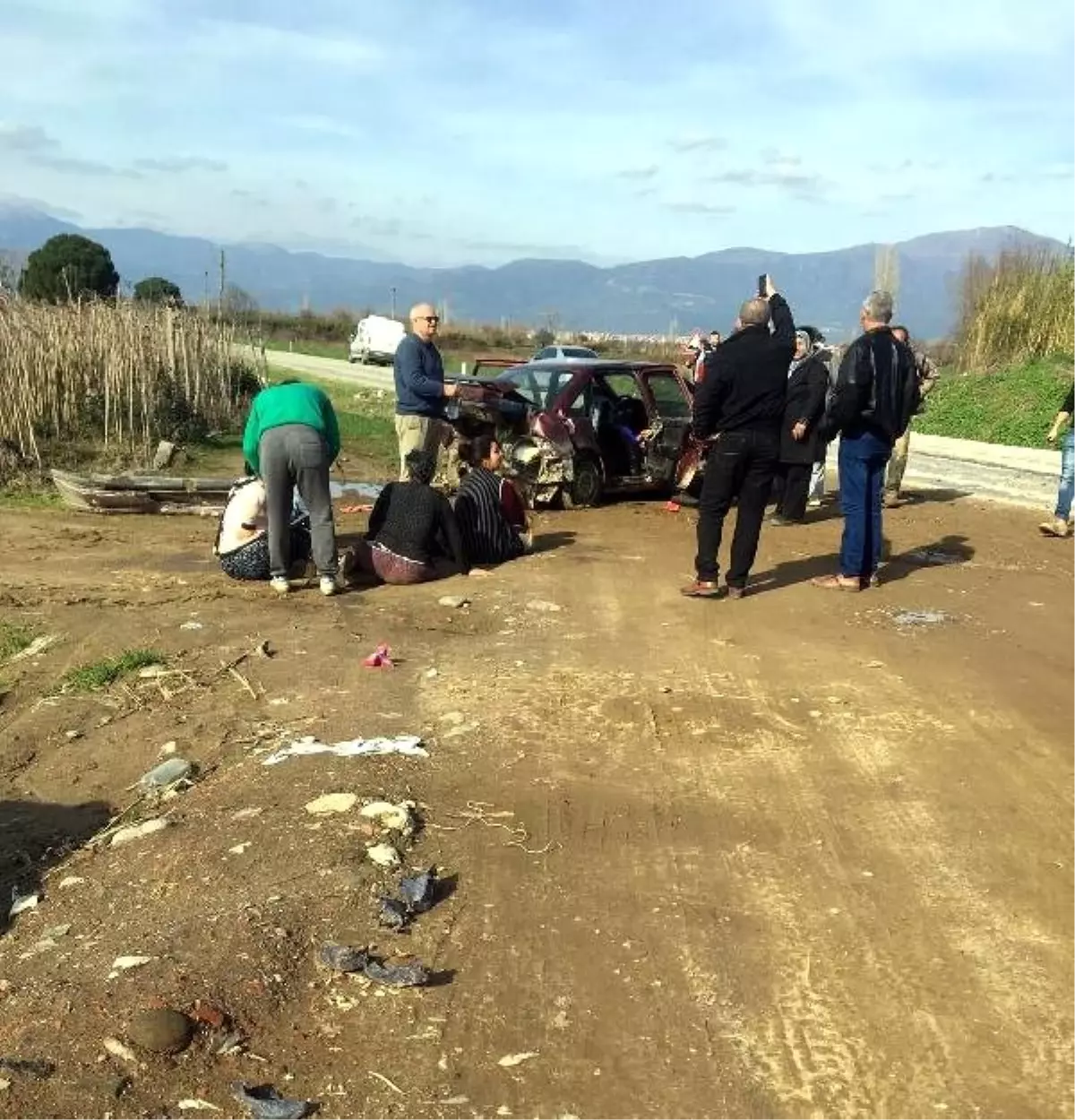 Ödemiş'te İki Otomobil Çarpıştı: 1'i Hamile 8 Yaralı