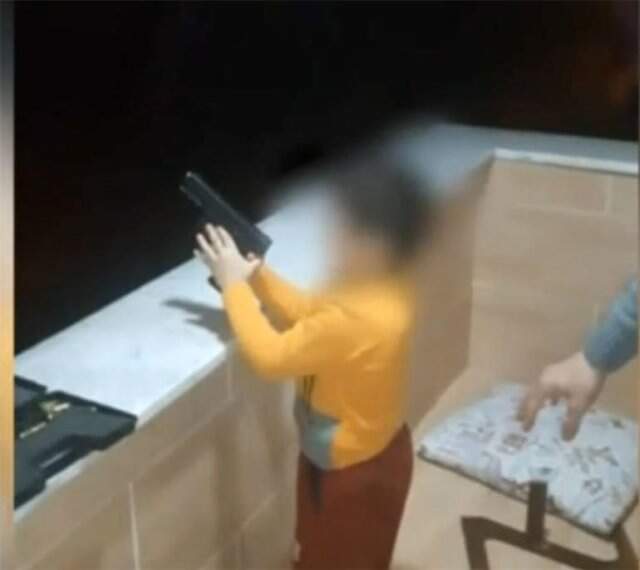 Sorumsuz Baba, 4 Yaşındaki Çocuğunun Eline Silah Verip Ateş Açtırdı