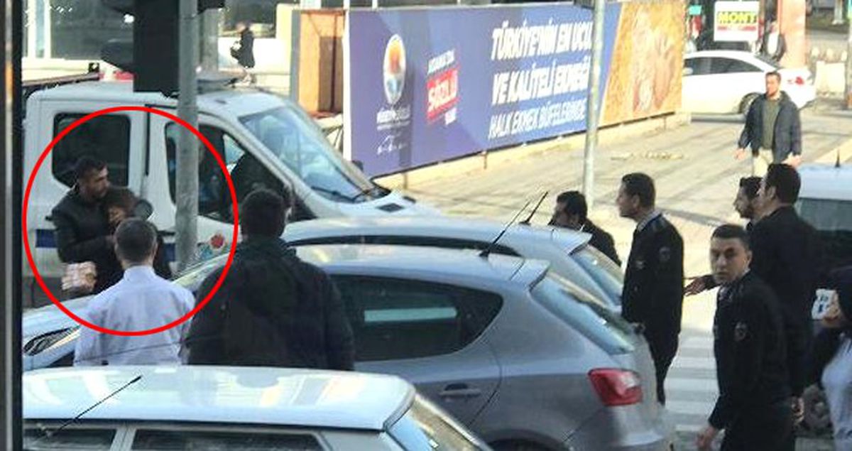 Soyguncunun Rehin Aldığı Kadının Boynuna Bıçak Dayadığı Korku Dolu Anlar Fotoğraflara Yansıdı