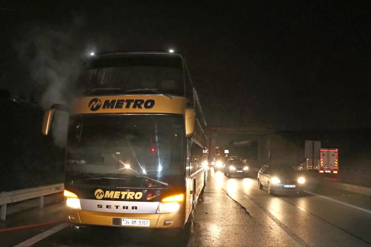 Tem'de Seyir Halindeki Yolcu Otobüsü Yandı