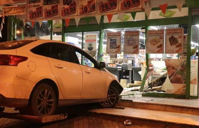 Üsküdar'da Otomobil Markete Girdi
