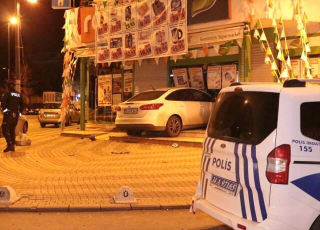 Üsküdar'da Otomobil Markete Girdi