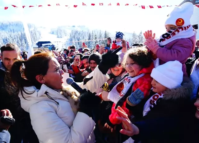 Vatandaşla Tokalaşırken Eldiven Taktı