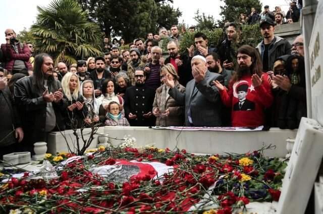 Barış Manço'ya Mezarının Başında Sevgi Seli! Hayranları Akın Akın Geldi