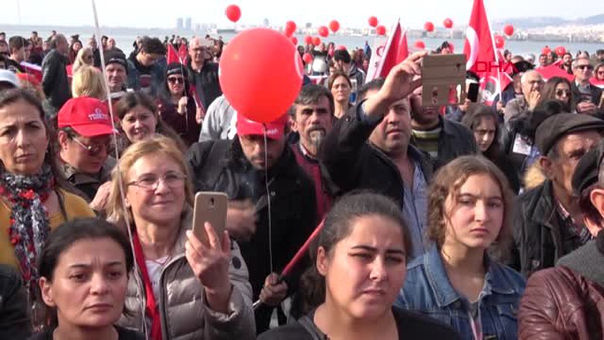 Ä°zmir'de, kendilerini 'AtatÃ¼rkÃ§Ã¼' diye tanÄ±mlayan bir grup, 'AndÄ±mÄ±z'Ä±n okullarda yeniden okutulmasÄ± iÃ§in eylem yaptÄ±. ile ilgili gÃ¶rsel sonucu