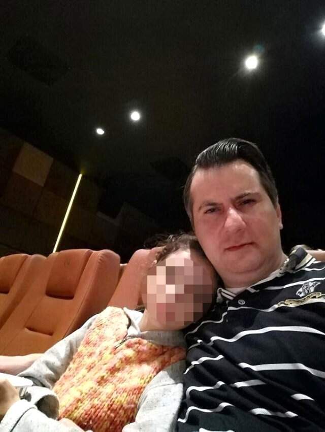 Kızıyla Fotoğrafını Paylaştıktan Sonra Balkondan Düşüp Öldü