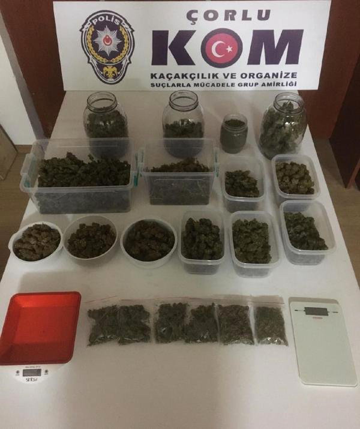 Otomobilinde Kobra Zehri Ele Geçirilen Şüphelinin Evinde 1 Kilo Esrar Bulundu