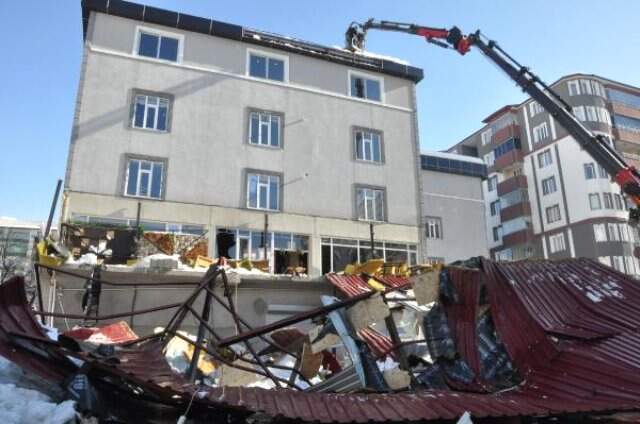 Son Dakika! Çatıdan Düşen Kar, Kafeyi Çökertti: 1 Ölü, 7 Yaralı