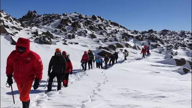 Süphan Dağı'na Tırmanış Süphan Dağı'na Tırmanış