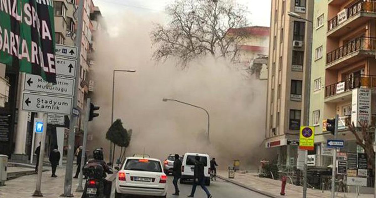 Yıkım Çalışması Yapılan Üniversite Binası Çöktü, Ortalık Savaş Alanına Döndü