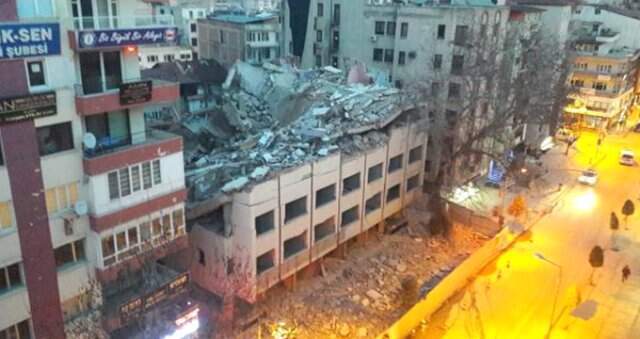 Yıkım Çalışması Yapılan Bina Çöktü, Ortalık Savaş Alanına Döndü