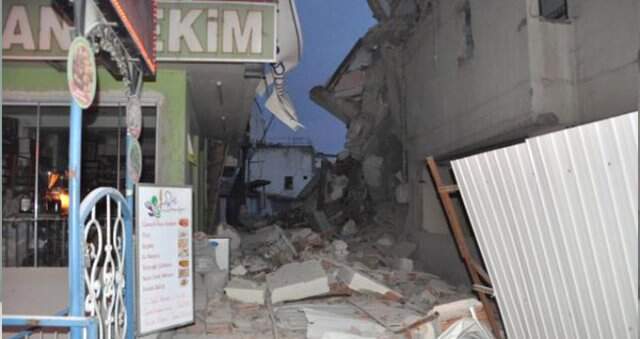 Yıkım Çalışması Yapılan Bina Çöktü, Ortalık Savaş Alanına Döndü