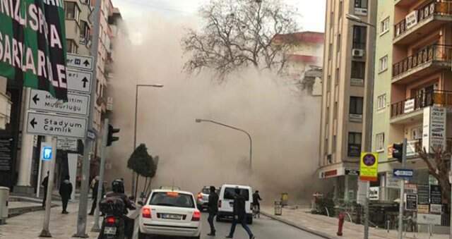 Yıkım Çalışması Yapılan Bina Çöktü, Ortalık Savaş Alanına Döndü