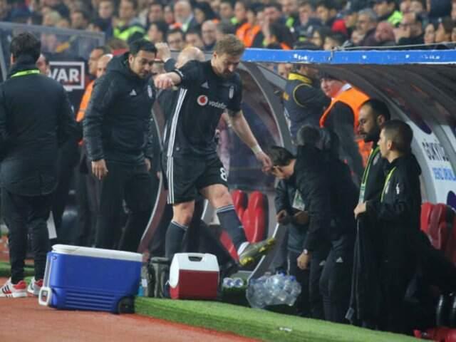 Antalyaspor Maçında Oyundan Alınan Caner Erkin, Sinirlerine Hakim Olamadı