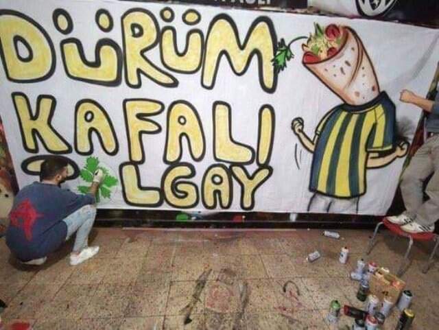 Beşiktaşlı Taraftarlardan Tolgay Arslan'a 'Dürüm Kafalı' Pankartı