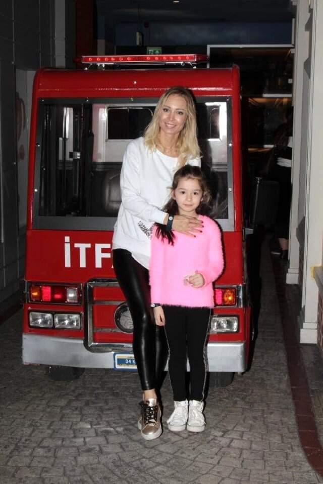 İbrahim Tatlıses'in Kızı Elif Ada, Bir AVM'de İtfaiyeci Oldu