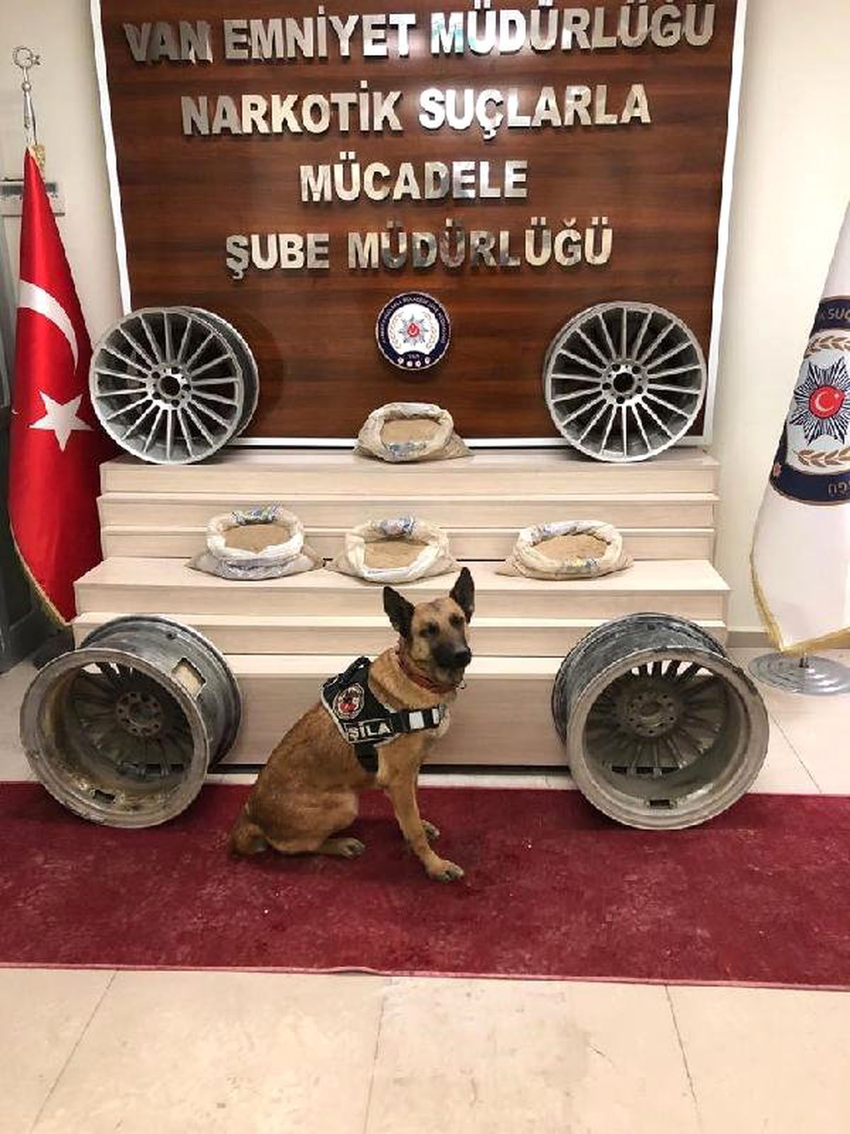 Aracın Jantlarında Gizlenmiş 16 Kilo 780 Gram Eroin Ele Geçirildi