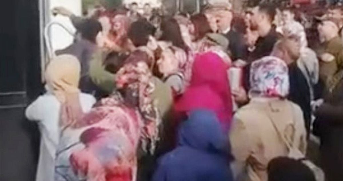Belediye Bedava Bez Torba Dağıttı, Vatandaşlar Birbirini Ezdi