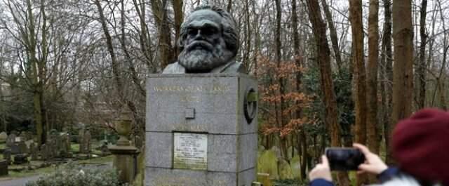 Karl Marx'ın Mezarına Çekiçli Saldırı