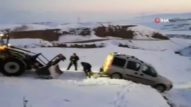 Şarampolde Kara Saplanan Kamyonet Kurtarıldı