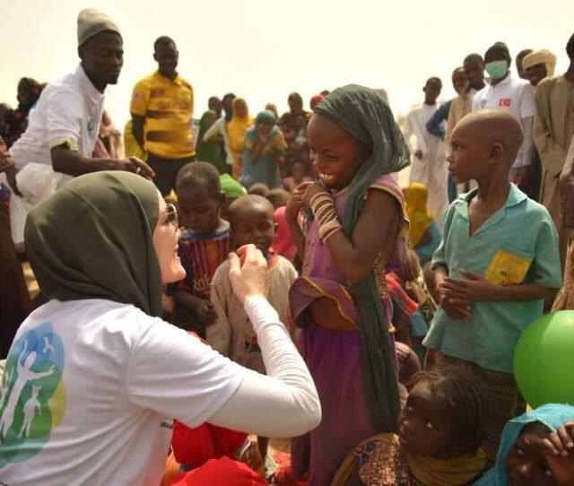 Tesettüre Giren Oyuncu Gamze Özçelik, Afrika'da 11 Su Kuyusu Açtırdı