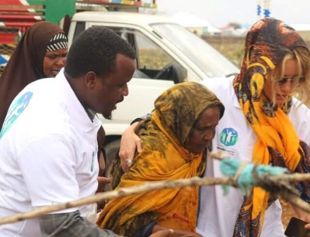 Tesettüre Giren Oyuncu Gamze Özçelik, Afrika'da 11 Su Kuyusu Açtırdı