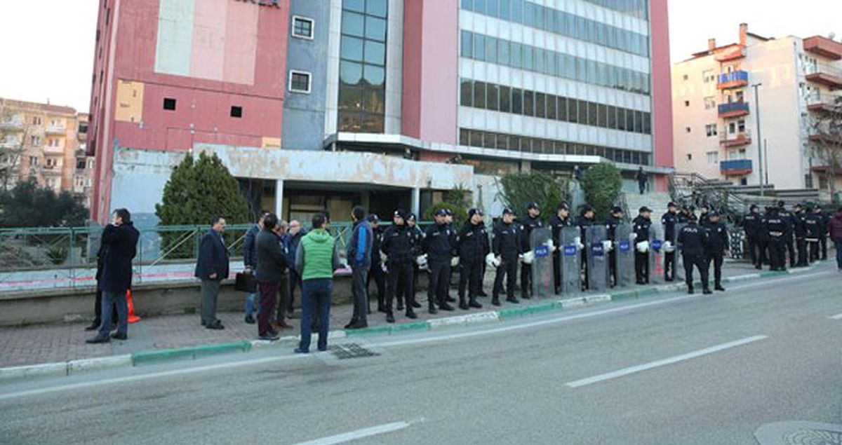 Belediye Ekipleri, Flash TV'nin Binasını Yıkmak İçin Kapıya Dayandı