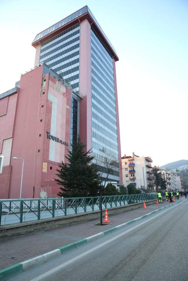 Belediye Ekipleri, Flash TV'nin Binasını Yıkmak İçin Kapıya Dayandı