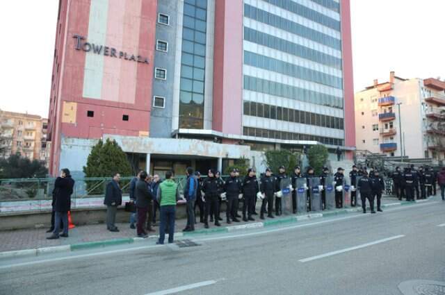 Belediye Ekipleri, Flash TV'nin Binasını Yıkmak İçin Kapıya Dayandı