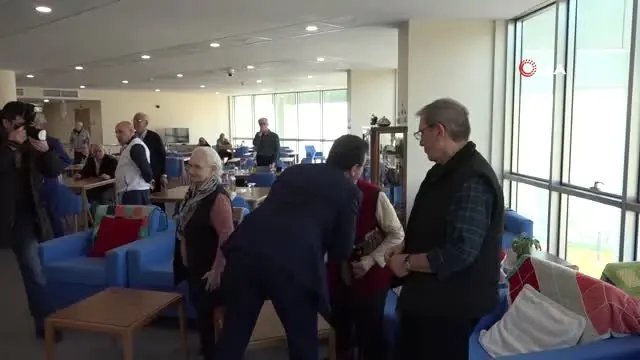 Ekrem İmamoğlu'ndan Huzurevi Sakinlerine Sürpriz Ziyaret Ekrem İmamoğlu'ndan Huzurevi Sakinlerine Sürpriz Ziyaret