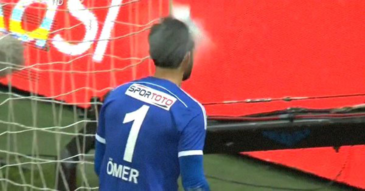 Galatasaraylı Bir Taraftar Kırmızı Kart Gören Hatayaspor Kalecisi Ömer Alıcı'ya Su Şişesi Fırlattı