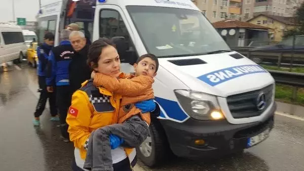 İzmit'te Zincirleme Kaza: 1'i Çocuk 3 Yaralı