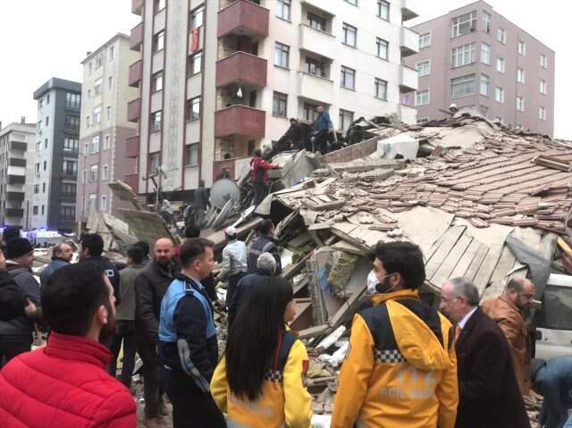 Kartal'da Çöken 8 Katlı Binaya Gelen Kurtarma Ekipleri 'Sesimi Duyan Var mı?' Anonsu Yaptı