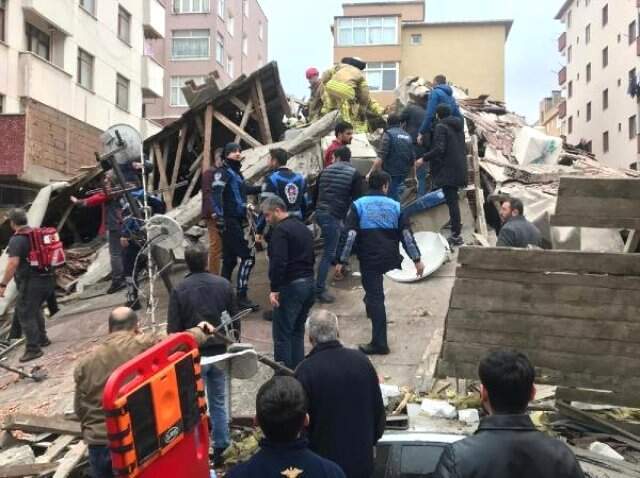 Kartal'da Çöken 8 Katlı Binaya Gelen Kurtarma Ekipleri 'Sesimi Duyan Var mı?' Anonsu Yaptı