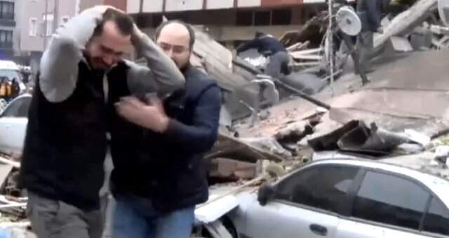 Kartal'da Çöken Binanın Enkazında Yakını Kalan Vatandaşın Çaresizliği Kameraya Yansıdı