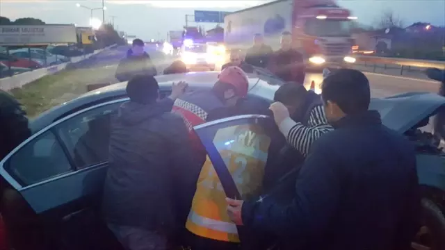 Sakarya'da Trafik Kazası: 2 Yaralı Sakarya'da Trafik Kazası: 2 Yaralı