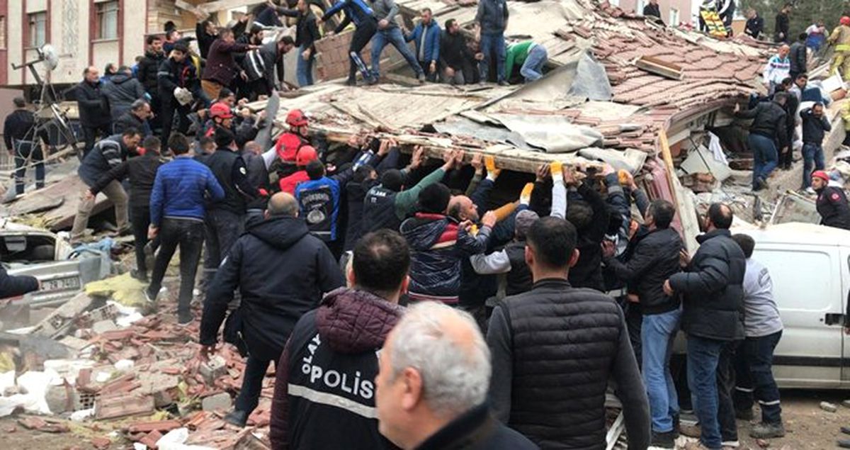 İki Bakan, Cumhurbaşkanı Erdoğan'ın Talimatıyla Kartal'daki Binanın Çöktüğü Yere Gidiyor