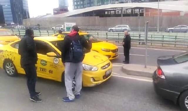 'Trafik Var' Diyerek Yolcuları İndiren Taksici, Para Vermeyen Yolculara Tepki Gösterdi