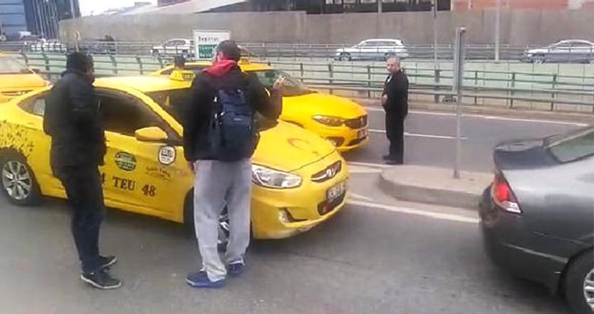 'Trafik Var' Diyerek Yolcuları İndiren Taksici, Para Vermeyen Yolculara Tepki Gösterdi