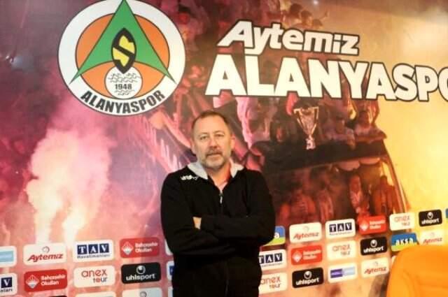 Aytemiz Alanyaspor Teknik Direktörü Sergen Yalçın: Ozan Tufan'ı Futbolcu Olduğuna İkna Etmeye Çalışıyoruz