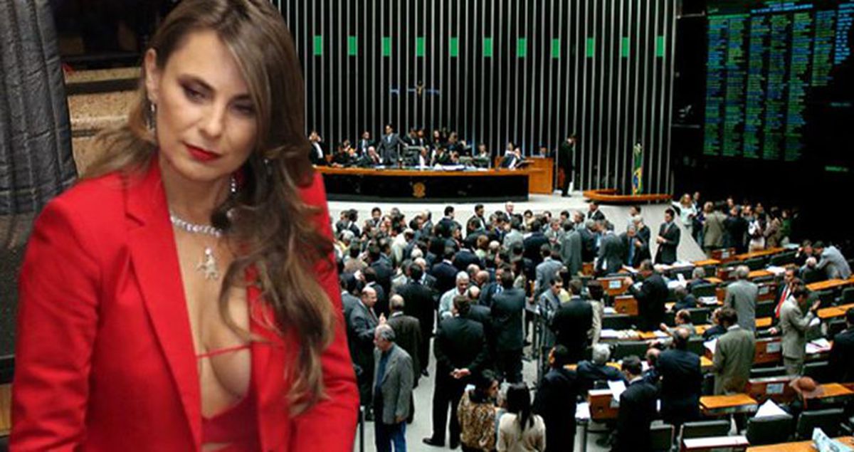 Dekoltesiyle Gündem Olan Milletvekili İsyan Etti: Büyük Göğüslüyüm, Artık Buna Alışın