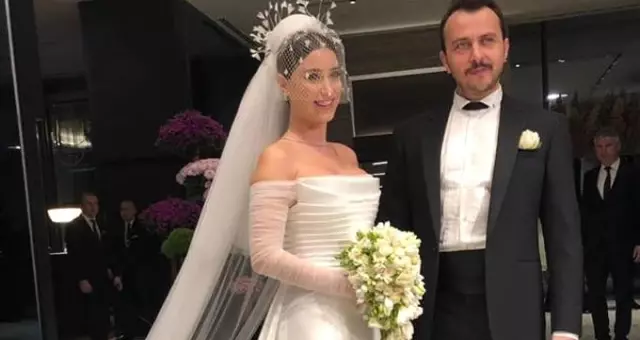 Hazal Kaya ve Ali Atay Düğünlerinde Nikah Şekeri Yerine Davetliler İçin Bir Derneğe Bağış Yaptı Hazal Kaya ve Ali Atay Düğünlerinde Nikah Şekeri Yerine Davetliler İçin Bir Derneğe Bağış Yaptı