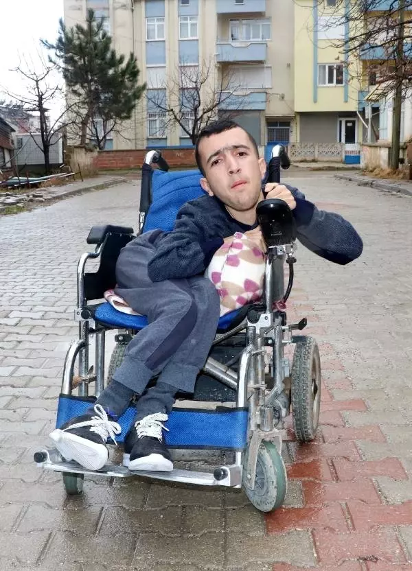 Her Yıl Okul 1'incisi Olan Abdullah, Bilgisayar Mühendisi Olmak İstiyor Her Yıl Okul 1'incisi Olan Abdullah, Bilgisayar Mühendisi Olmak İstiyor