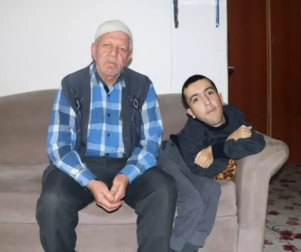 Her Yıl Okul 1'incisi Olan Abdullah, Bilgisayar Mühendisi Olmak İstiyor Her Yıl Okul 1'incisi Olan Abdullah, Bilgisayar Mühendisi Olmak İstiyor