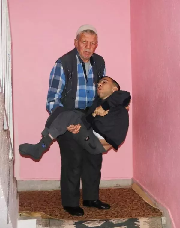 Her Yıl Okul 1'incisi Olan Abdullah, Bilgisayar Mühendisi Olmak İstiyor Her Yıl Okul 1'incisi Olan Abdullah, Bilgisayar Mühendisi Olmak İstiyor