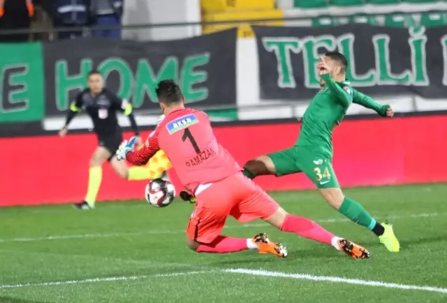 İlk Yarı Akhisarspor'un Üstünlüğüyle Bitti İlk Yarı Akhisarspor'un Üstünlüğüyle Bitti